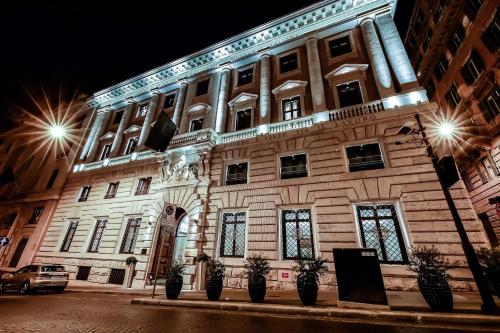 un edificio con luces en la parte delantera en Aleph Rome Hotel, Curio Collection By Hilton en Roma