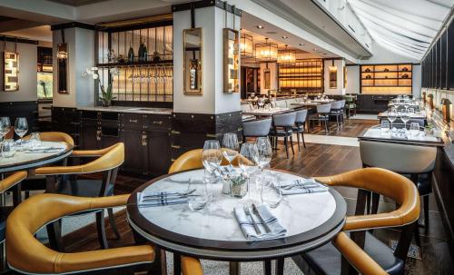 un restaurante con mesas y sillas y copas de vino en Conrad Dublin, en Dublín