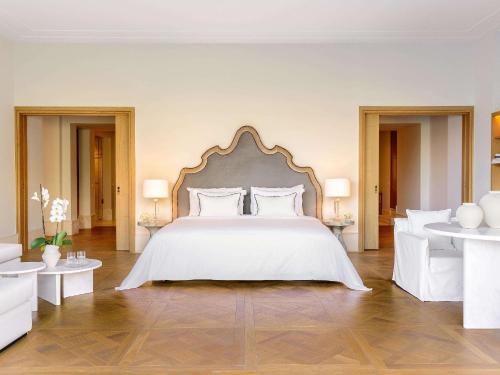 Cama ou camas em um quarto em Corfu Imperial, Grecotel Beach Luxe Resort