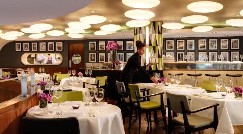 Un restaurante o sitio para comer en The Fitzwilliam Hotel