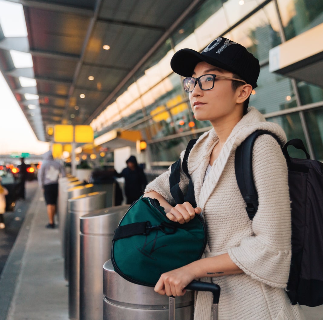 Călător pregătindu-se să părăsească aeroportul