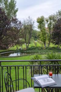 uma mesa e cadeiras numa varanda com vista para um parque em Hotel Cipriani, A Belmond Hotel, Venice em Veneza