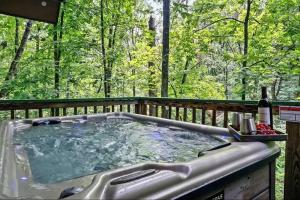 Beary Peaceful Smokies Retreat: Hot-Tub & Pools