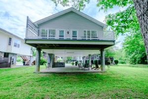 Creekside Cottage by Eden Crest