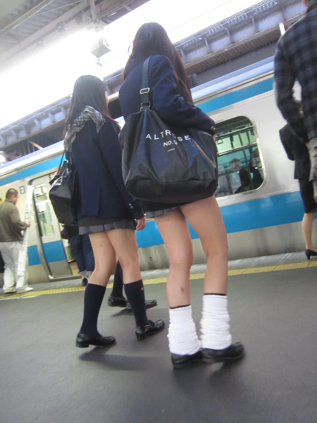 【画像】ルーズ女子高生に顔面踏まれたい、、ですよね？