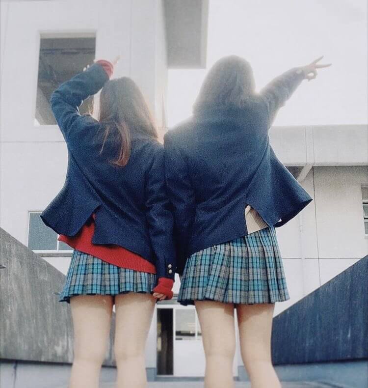 【画像】女子高生の背後からこっそりぶっかけたくなる後ろ姿写真