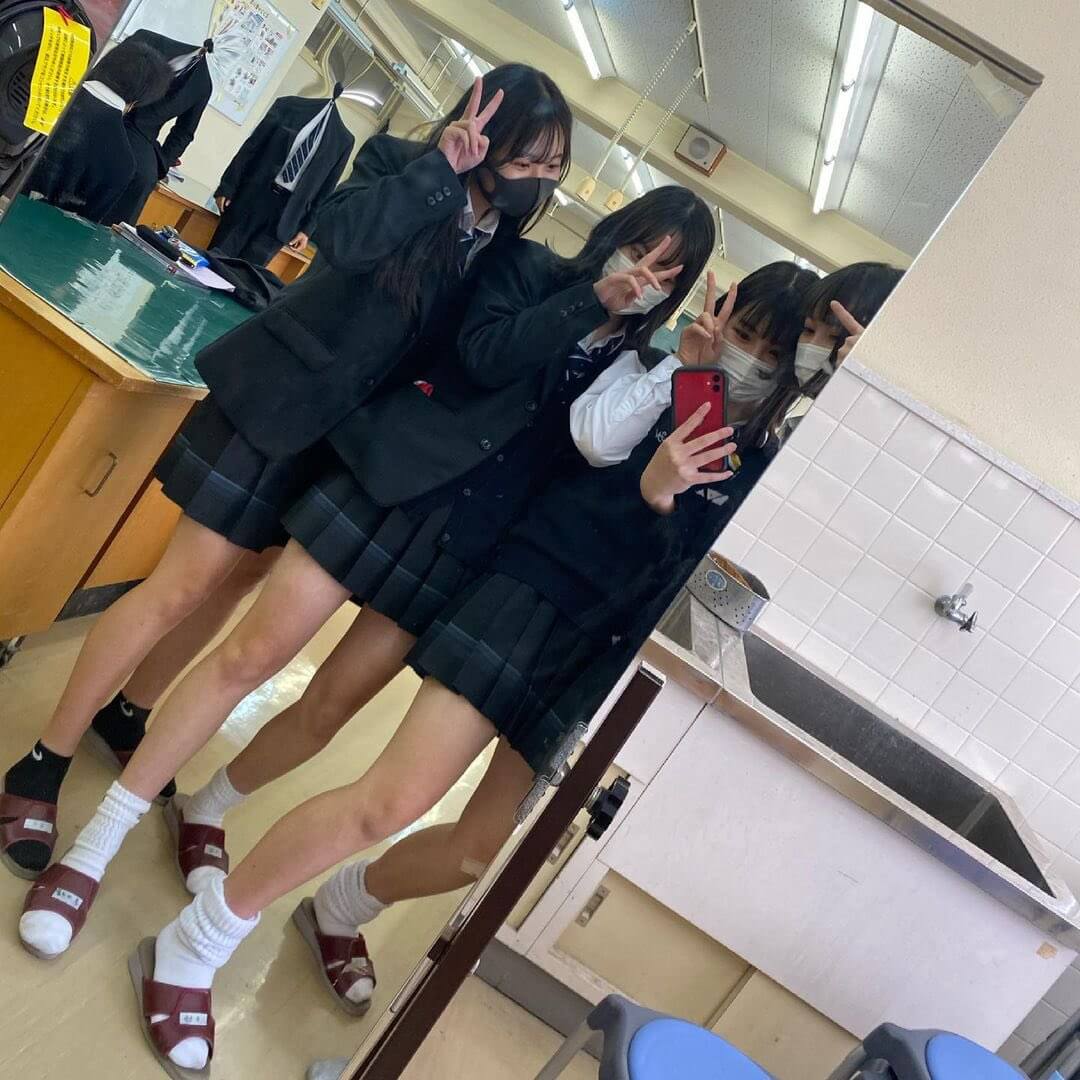 【画像】女子高生に「せんせえ～♡」って言われながら囲まれたら勃起勃起な集合写真