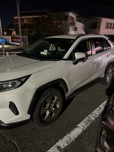 車をガードレールにぶつけました。 ざっくり修理費はいくらですか？ 前から後ろまでガッツリ行ってます。 凹みがある部分は助手席部のみです。 樹脂部分は削れのみです。