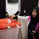 Una mujer iraní emite su voto en un colegio electoral el 5 de julio de 2024 en Teherán, Irán. (Foto de Majid Saeedi/Getty Images)