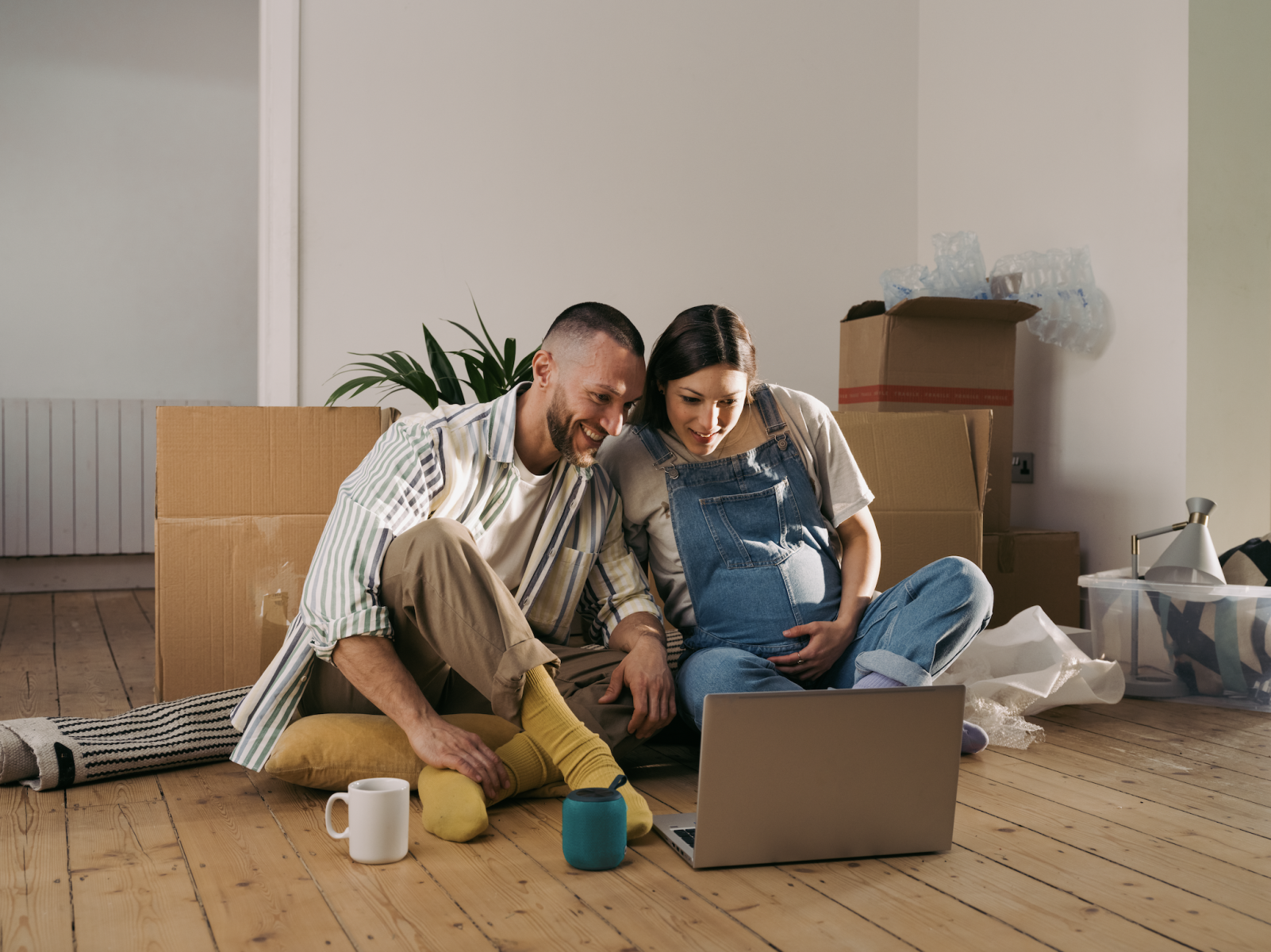 Couple looking at laptop in living room_EE