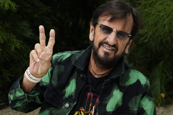 ARCHIVO - Ringo Starr posa para un retrato el 5 de septiembre de 2023, en el Hotel Sunset Marquis en West Hollywood, California, para promover su EP "Rewind Forward". Tras dos intentos previos fallidos y una espera de casi 10 años, Starr se presentó en concierto en la Ciudad de México el 5 de junio de 2024. (Foto AP/Chris Pizzello, archivo)