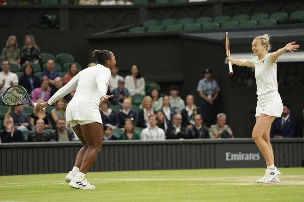 Taylor Townsend, left, of the United States and Katerina Siniakova of the Czech Republic celebrate after defeating Gabriela Dabrowski of Canada and Erin Routliffe of New Zealand in the women's doubles final at the Wimbledon tennis championships in London, Saturday, July 13, 2024. (AP Photo/Alberto Pezzali)
