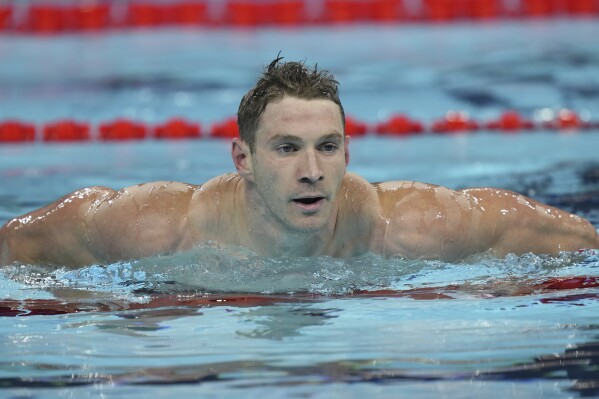 Ryan Murphy, of the United States, competes during a heat in the men's 100-meter backstroke at the 2024 Summer Olympics, Sunday, July 28, 2024, in Nanterre, France. (AP Photo/Martin Meissner)