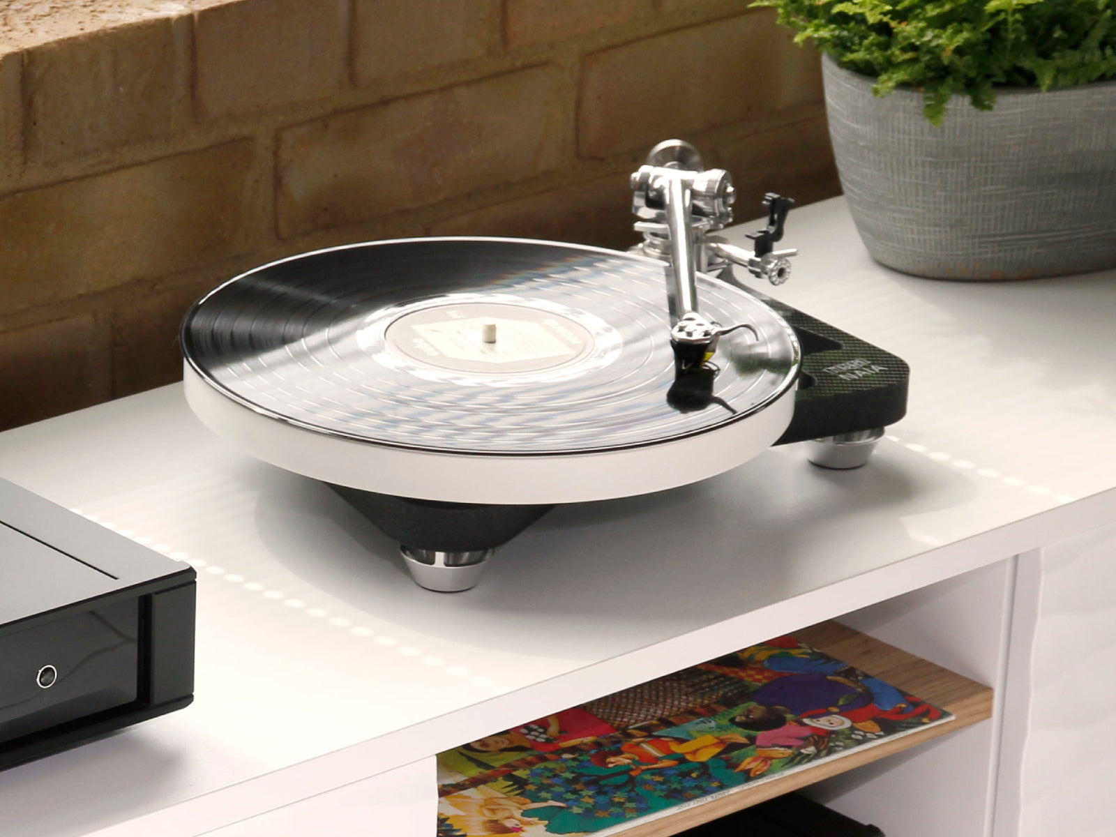 Rega NAIA Turntable