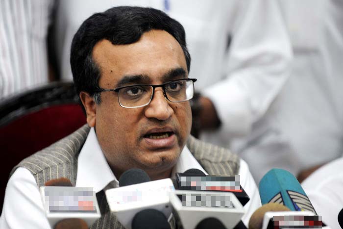 Congress leader Ajay Maken: <br><br>"Shocked and pained at the untimely death of Shri Munde- a big loss to the nation. Our condolences to the family."