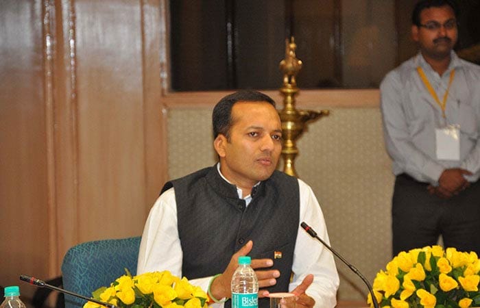 Congress leader Naveen Jindal:<br><br>

"Shocked to hear about the untimely demise of Shri Gopinath Munde.My condolences to his family.May his soul rest in peace."