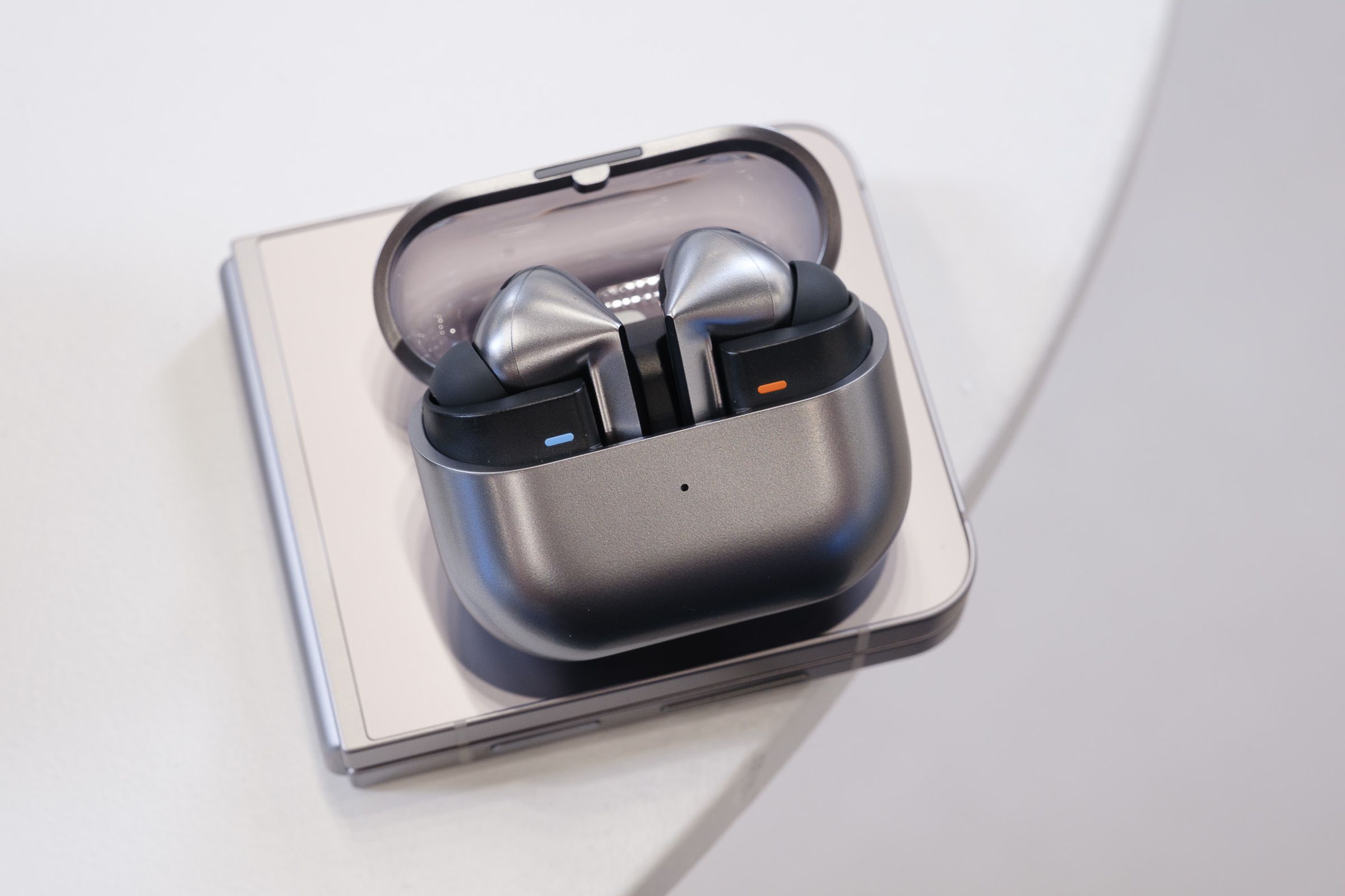 A hands-on product photo of Samsung’s Galaxy Buds 3 / Galaxy Buds 3 Pro.