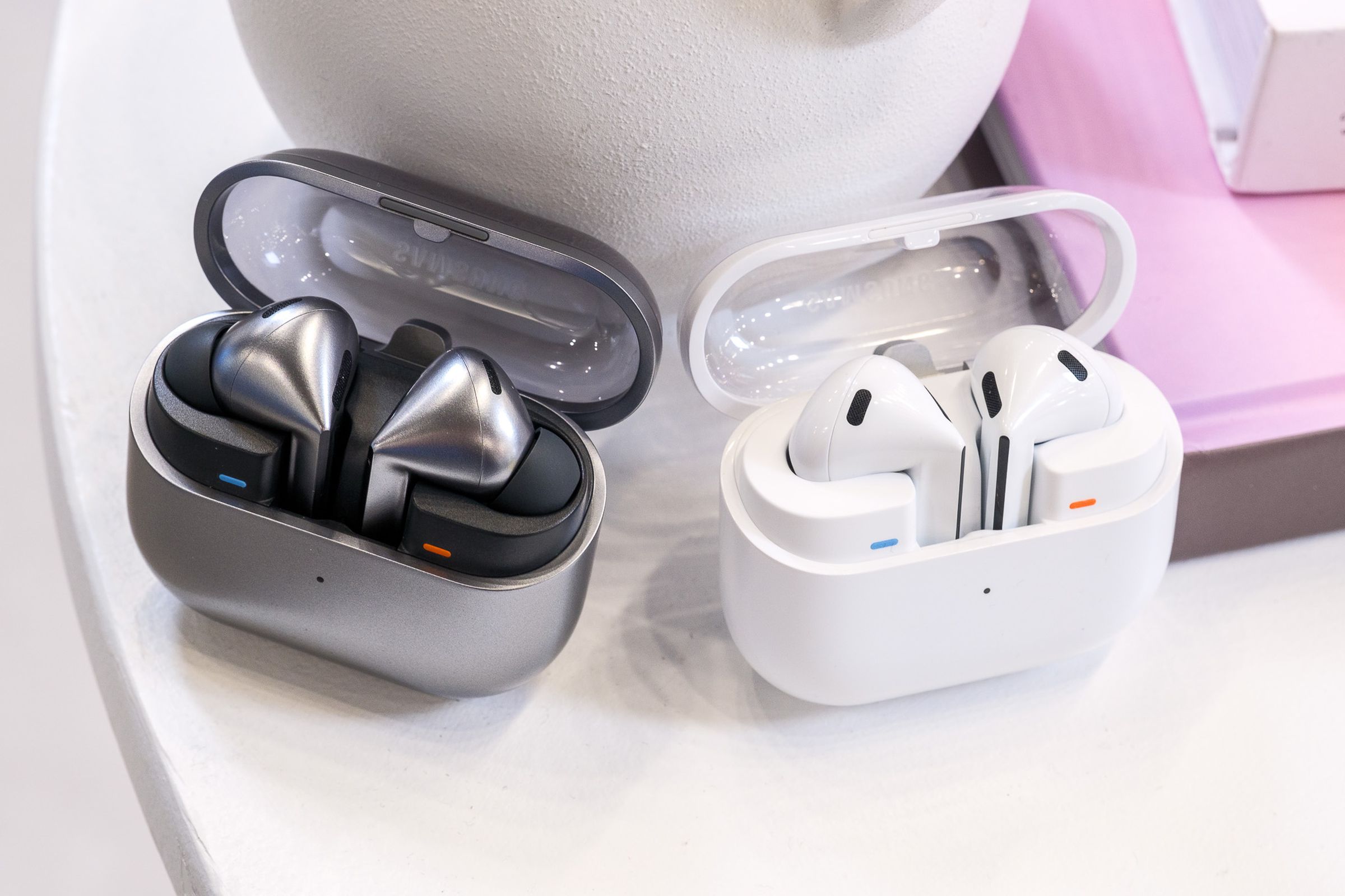 A hands-on product photo of Samsung’s Galaxy Buds 3 / Galaxy Buds 3 Pro.