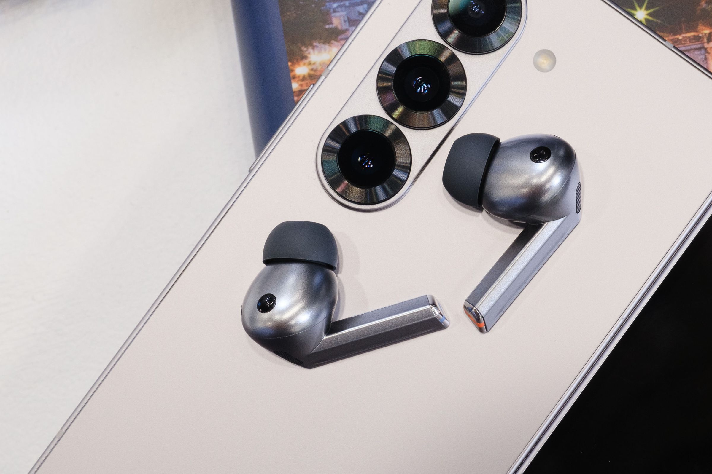 A hands-on product photo of Samsung’s Galaxy Buds 3 / Galaxy Buds 3 Pro.