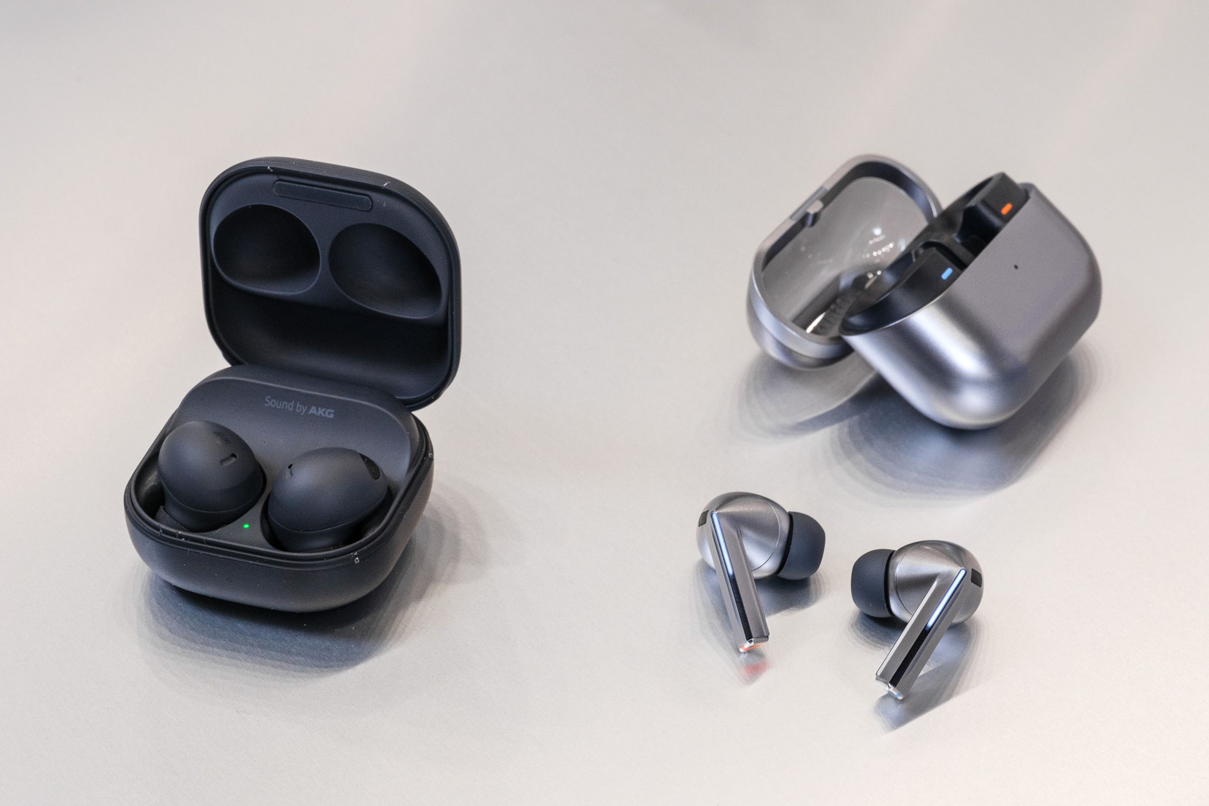 A hands-on product photo of Samsung’s Galaxy Buds 3 / Galaxy Buds 3 Pro.