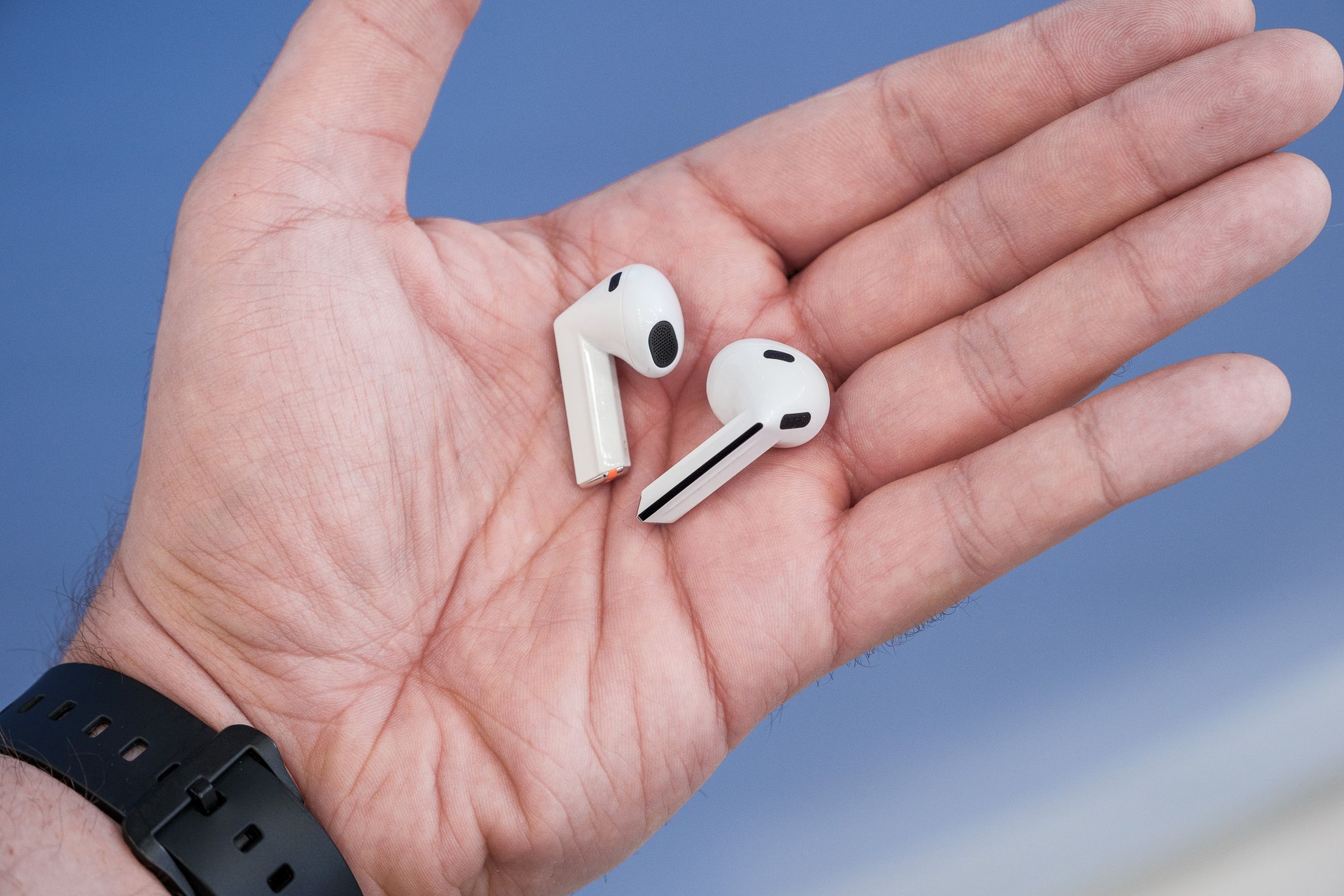 A hands-on product photo of Samsung’s Galaxy Buds 3 / Galaxy Buds 3 Pro.