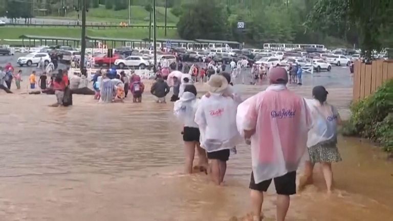 Storms bring flash flooding to Dollywood amusement park