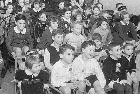  A children's play group enjoys a performance at the Berlin Zionist Association. [LCID: 55392]