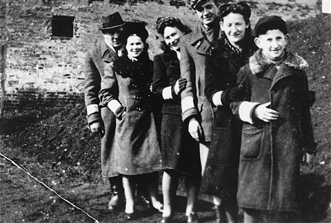 Group portrait of six young Jewish men and women in the Piotrkow Trybunalski ghetto. [LCID: 08220]