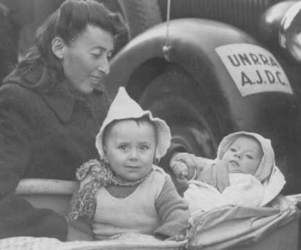 Polish Jewish refugees arriving at Babenhausen displaced persons camp, where the Joint Distribution Committee and the United Nations ... [LCID: 43122]