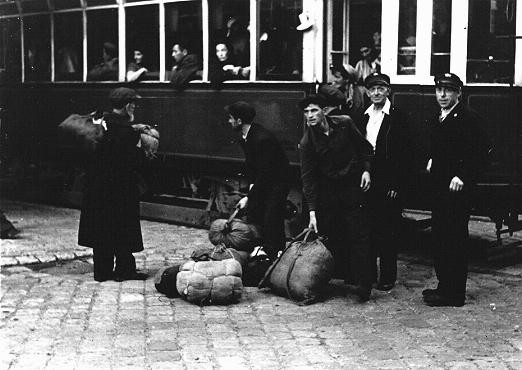  Arrival of Polish Jewish displaced persons in Vienna.