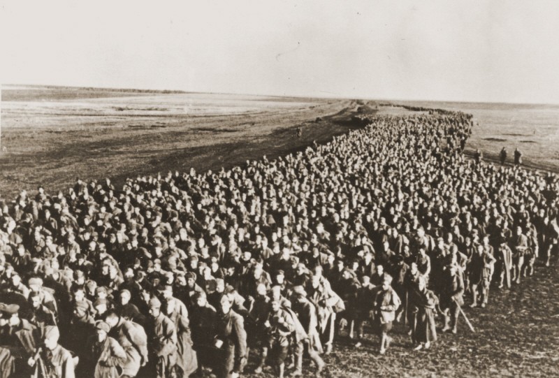 Column of Soviet prisoners of war from the Ukrainian front. [LCID: 73422]