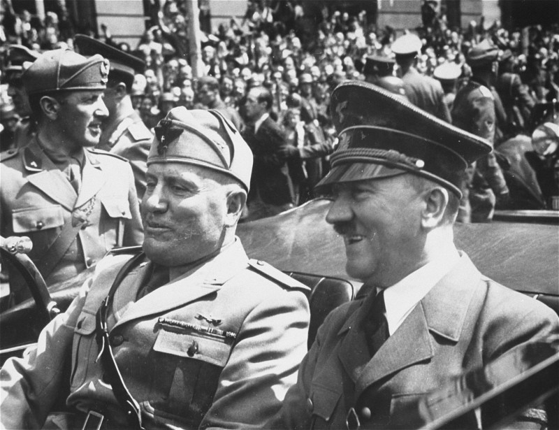 Mihver kuvvetleri liderleri Adolf Hitler ve İtalyan başbakanı Benito Mussolini, Münih’te buluşuyor. Almanya, 1940.