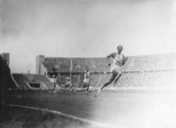 Pelari Olimpiade Amerika Jesse Owens dan atlet Olimpiade lainnya berkompetisi dalam babak dua belas besar pada percobaan pertama lari cepat 100m. Berlin, Jerman, 3 Agustus 1936.