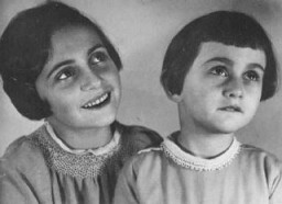 Margot és Anne Frank, mielőtt családjuk Hollandiába menekült. Bad Aachen, Németország, 1933. október.