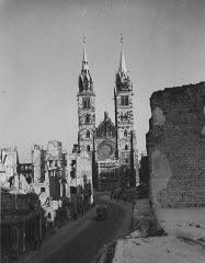 Al momento del Tribunal Militar Internacional, la ciudad de Núremberg reflejaba la devastación de la guerra, al igual que gran parte de Europa. Este panorama de destrucción presenta un marcado contraste con los mítines nazis realizados en Núremberg apenas unos años antes.