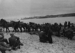 Soldados e suprimentos alemães durante o  cruzamento de um rio rumo à linha de frente [da guerra contra a URSS].  União Soviética.  Outubro de 1941.