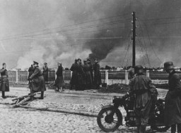 Las fuerzas alemanas en las afueras de Varsovia. En el fondo de la foto, se ve la ciudad en llamas por el asalto militar alemán. Varsovia, Polonia, septiembre de 1939.