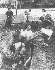 Almanya'nın Varşova kuşatması sırasında kadınlar, erkekler ve çocuklar savunma hendekleri kazıyor. Eylül 1939, Polonya.