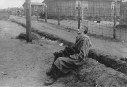 Sobrevivente do campo de Bergen-Belsen, logo após a libertação. Bergen-Belsen, Alemanha. Foto tirada após o dia 15 de abril de 1945.