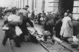 Danimarkalı Yahudilerin Theresienstadt gettosuna getirilmesi. Şubat 1944, Çekoslovakya.