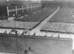 1936. augusztus 1-jén Hitler megnyitotta a XI. nyári olimpiai játékokat Berlinben, Németországban.