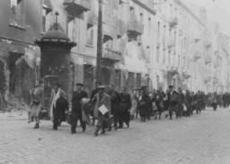 Judíos detenidos durante el levantamiento del ghetto de Varsovia son forzados a marchar al lugar desde donde serán deportados. Varsovia, Polonia, abril o mayo de 1943..