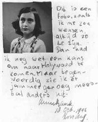 Részlet Anne Frank naplójából, 1942. október 10.: „Mindig úgy szeretnék kinézni, mint ezen a fényképen. Így talán lenne esélyem eljutni Hollywoodba. De attól tartok, mostanában többnyire másképp nézek ki.” Amszterdam, Hollandia.