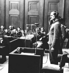 El acusado Karl Brandt testifica durante el juicio de doctores. Nuremberg, Alemania, el 9 de diciembre de 1946 al 20 de agosto de 1947.