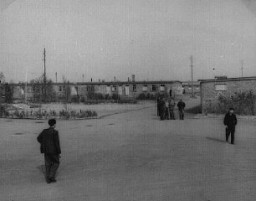 Pemandangan kamp orang terlantar Zeilsheim. Zeilsheim, Jerman, 1945.