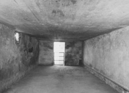 Interior kamar gas di kamp Majdanek. Majdanek, Polandia, setelah 24 Juli 1944.