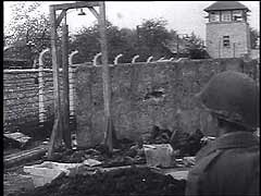 El campo de concentración de Mauthausen fue establecido poco después de la anexión de Austria en 1938. Los prisioneros del campo fueron asignados a trabajos forzados en una cantera cercana, y luego a construir túneles subterráneos para fabricas de montaje de cohetes. Las fuerzas americanas liberaron el campo en mayo de 1945. Esta película, filmada por camarógrafos americanos, muestra escenas del campo, la custodia americana de los prisioneros liberados, y civiles austriacos cargando los cuerpos de las victimas en carros para su entierro.