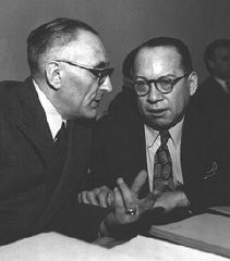 Il Professor Raphael Lemkin, a sinistra, e Ricardo Alfaro (panamense e presidente del Comitato Giustizia dell'Assemblea Generale delle Nazioni Unite) mentre discutono, prima della riunione plenaria dell'Assemblea durante la quale fu approvata la Convenzione per la Prevenzione  e la Repressione del Genocidio.