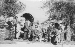 Photographe avec un groupe de Tsiganes. Probablement en Tchécoslovaquie, 1939.