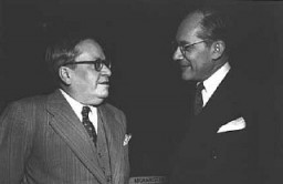 Raphael Lemkin (a destra) con l'Ambasciatore brasiliano Amado (a sinistra) poco prima della sessione plenaria dell'Assemblea Generale delle Nazioni Unite durante la quale fu approvata la Convenzione per la Prevenzione e la Repressione del Genocidio. Palazzo Chaillot, Parigi, 11 dicembre 1948.